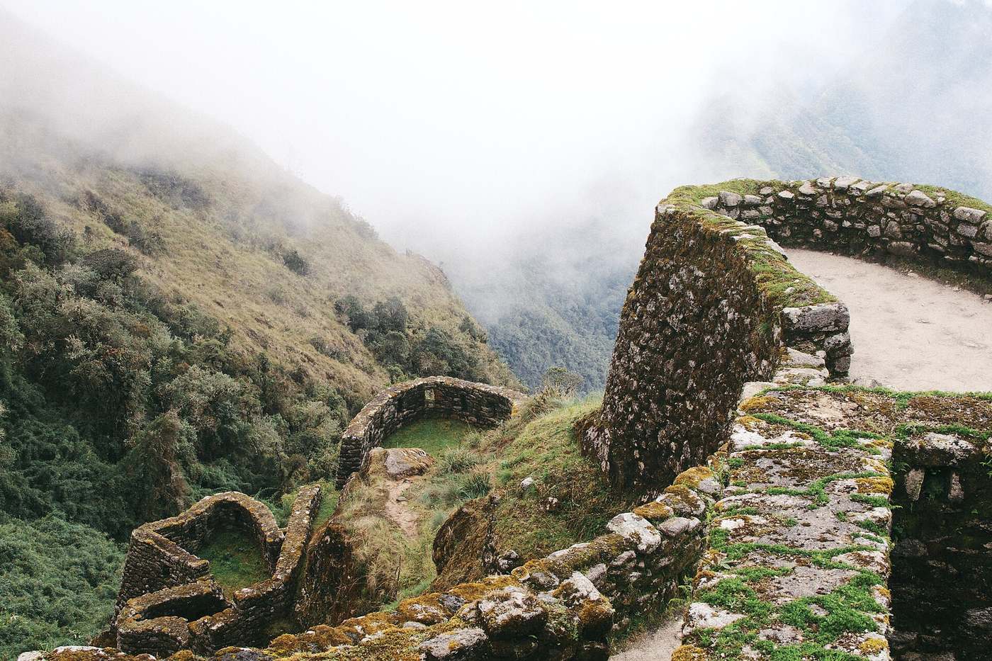 Herencia: Ruinas en ladera andina.